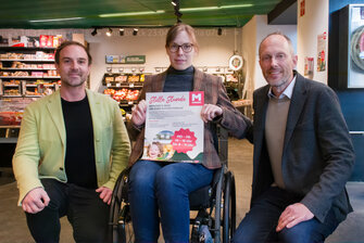 Bild herunterladen (300 dpi, JPG, 4.04 MB): Gemeinsam für mehr Inklusion in Innsbruck: ÖH-Referent Georg Ebster, stellvertretende Obfrau der Autistenhilfe Tirol Alina Kühnel und MPREIS Geschäftsführer David Mölk.