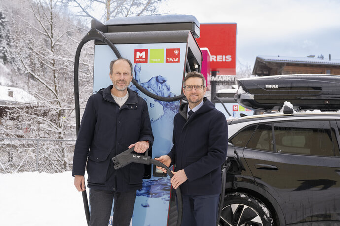 TIWAG bringt Schnellladen zu MPREIS: 60 neue Ladepunkte für E-Mobilität in Tirol