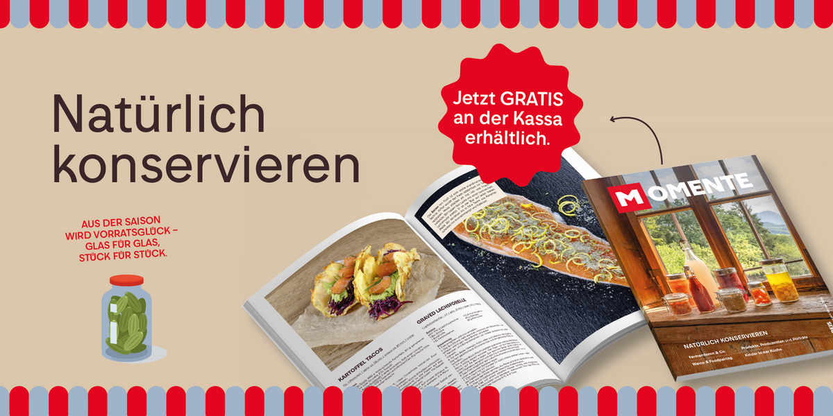 Natürlich konservieren, mit einem Glas eingelegten Gurken, einem offenen Magazin mit Rezepten und einer roten Sprechblase, die auf ein kostenloses Angebot an der Kasse hinweist.