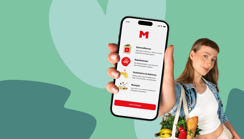 Eine Person hält ein Smartphone mit einer App-Oberfläche, die Rabatte und Aktionen anzeigt. Im Hintergrund sind grüne Formen zu sehen. Die Person trägt eine Tasche mit Lebensmitteln.