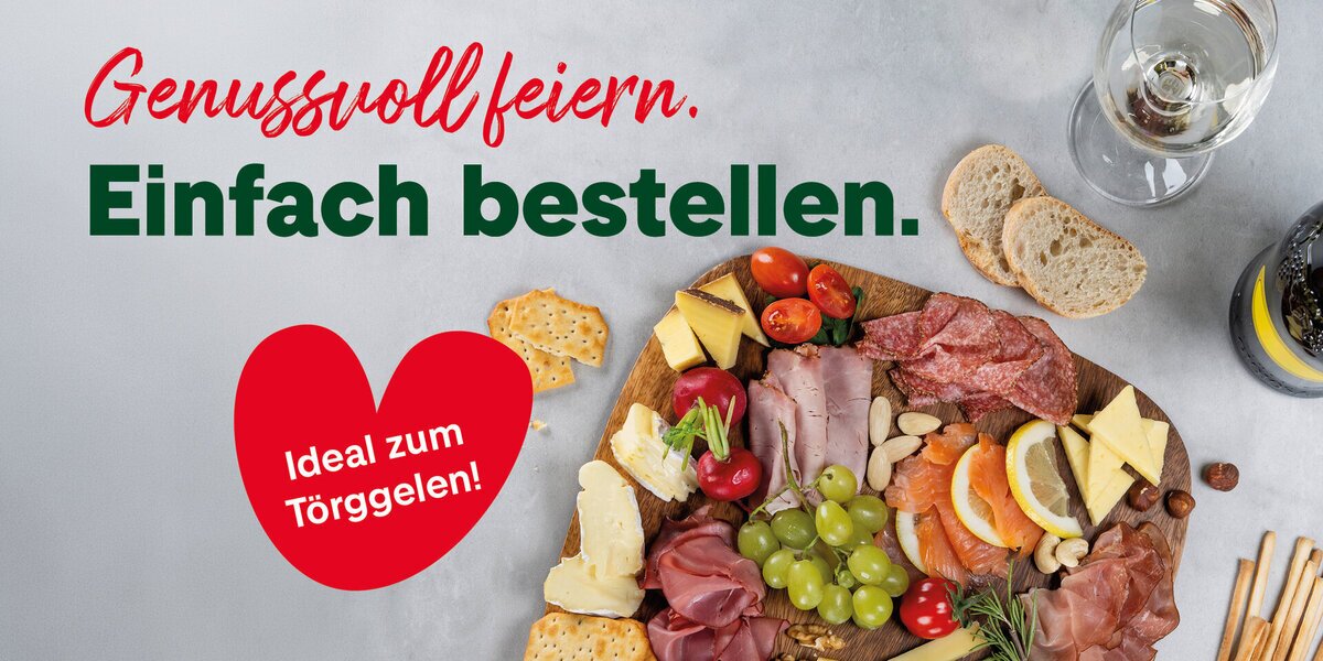 Auf einem Holzbrett sind verschiedene Wurst- und Käsesorten, Trauben, Kirschtomaten, Nüsse und Brotstücke angerichtet. Im Hintergrund steht ein Glas Wein und eine Flasche. Text in rot und grün: "Genussvoll feiern. Einfach bestellen. Ideal zum Törggelen!