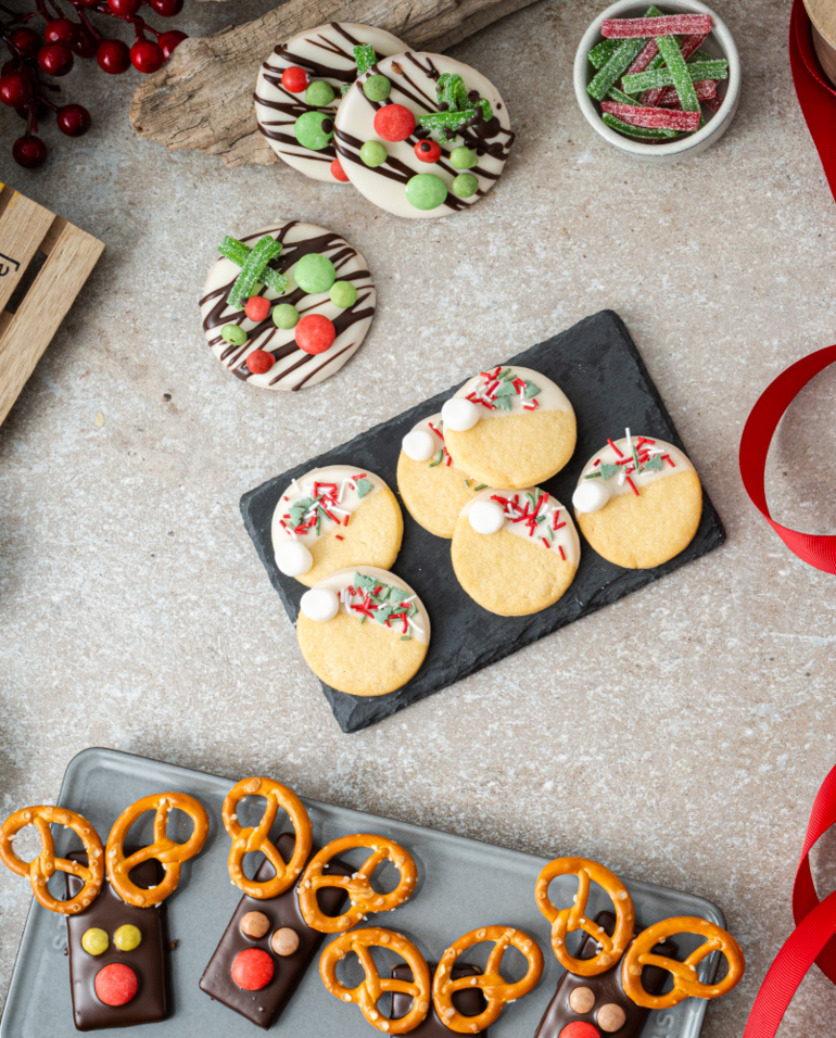 Weihnachtskekse dekorieren