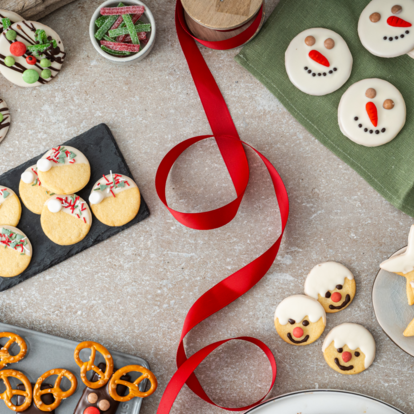 Weihnachtskekse dekorieren