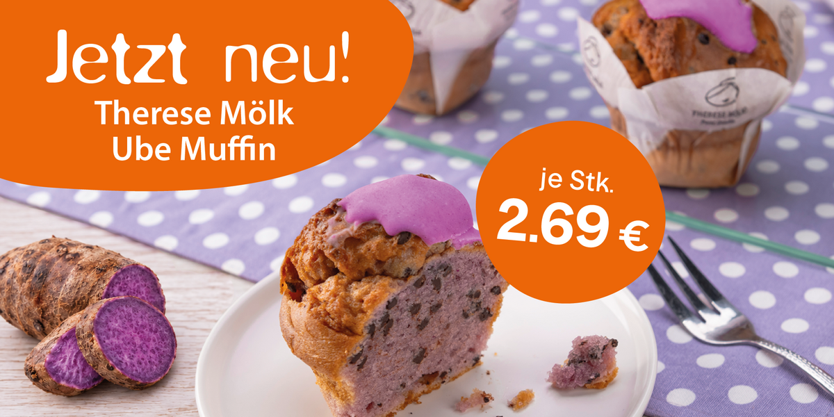Ube Muffin mit lila Topping auf einem Teller, daneben geschnittene lila Süßkartoffel. Im Hintergrund weitere Muffins und ein lila gepunktetes Tuch. Preisangabe: 2,69 € pro Stück.