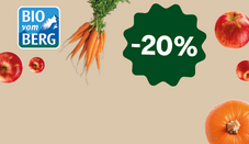 Logo "BIO vom BERG", Karotten, Äpfel und eine Zwiebel auf einem beige Hintergrund. Ein grüner Preissticker mit "-20%".