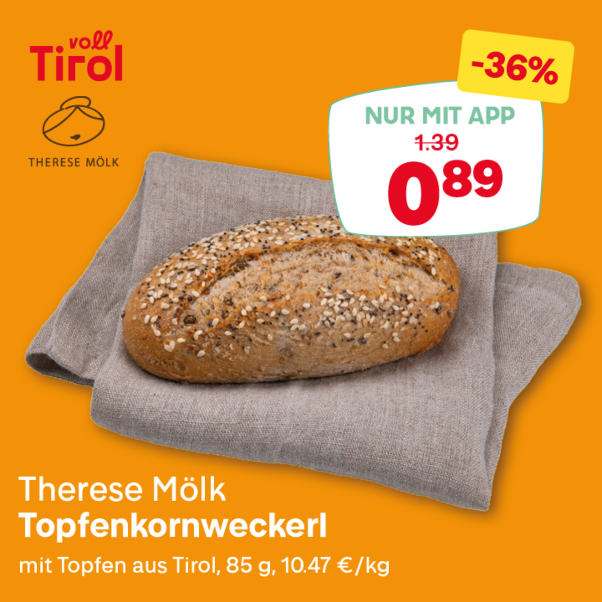 Ein Brötchen mit Sesam auf einem grauen Tuch, daneben der Text "Therese Mölk Topfenkornweckerl" und Preisangaben mit einem Rabatt von 36%. Hintergrund in Orange.