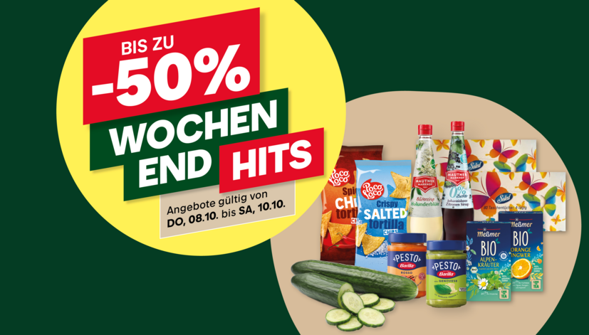 Angebotsposter mit dem Text „Bis zu -50% Wochenend Hits“. Abgebildet sind verschiedene Lebensmittelprodukte, darunter Tortilla-Chips, Pesto, Bio-Kräuter, Gurken und Getränke. Gültig vom 08.10. bis 10.10.